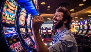 Người chơi Việt Nam chọn tựa slot online trong Sảnh game shbey trên smartphone